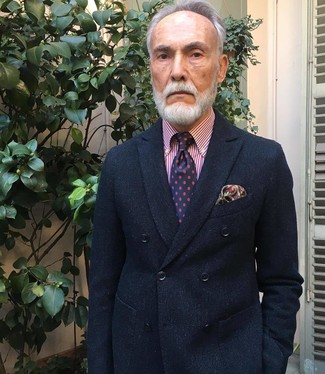 С чем носить темно-сине-белый галстук за 60 лет мужчине лето: Черный двубортный пиджак в сочетании с темно-сине-белым галстуком поможет составить модный классический лук. Такой лук обязательно поможет пережить невозможную летнюю жару.