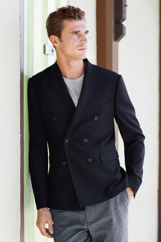 С чем носить черный пиджак в 30 лет мужчине лето: Черный пиджак в паре с темно-синими шортами с принтом — идеальный офисный вариант для молодых людей. Такое сочетание одежды смотрится стильно и по-летнему.