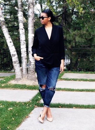 Как носить джинсы-бойфренды с туфлями в стиле кэжуал: Черный шелковый двубортный пиджак и джинсы-бойфренды — отличный образ для активного выходного дня. Туфли прекрасно впишутся в образ.