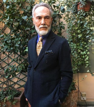 С чем носить пурпурную классическую рубашку за 60 лет мужчине в теплую погоду: Пурпурная классическая рубашка и черный двубортный пиджак — замечательный пример изысканного мужского стиля.