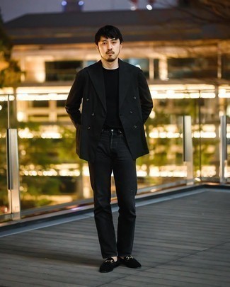 Какие джинсы носить с черным двубортным пиджаком в 30 лет мужчине в теплую погоду в стиле смарт-кэжуал: Черный двубортный пиджак и джинсы — отличный вариант для повседневного офисного ансамбля. Любишь незаезженные идеи? Заверши образ черными бархатными лоферами.