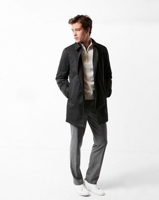 Какие классические брюки носить с черным дождевиком в 30 лет мужчине: Черный дождевик в паре с классическими брюками — отличный пример элегантного стиля. Закончив образ белыми кожаными низкими кедами, можно привнести в него свежие нотки.
