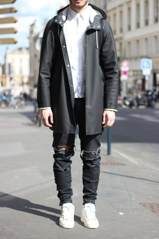 Какие дождевики носить с черными зауженными джинсами мужчине в стиле кэжуал: Такое простое и удобное сочетание вещей, как дождевик и черные зауженные джинсы, понравится джентльменам, которые любят проводить дни активно. В тандеме с этим образом удачно будут смотреться белые кожаные низкие кеды.