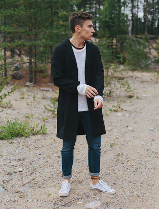 Какие дождевики носить с бело-коричневыми низкими кедами мужчине: Образ из дождевика и темно-синих джинсов как нельзя лучше подчеркнет твой личный стиль. Бело-коричневые низкие кеды становятся великолепным завершением твоего лука.