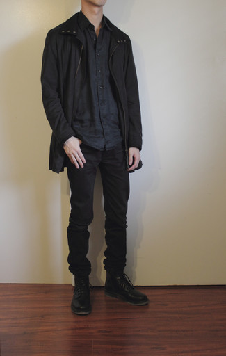 Модный лук: черный дождевик, черная рубашка с коротким рукавом, черные джинсы, черные кожаные повседневные ботинки
