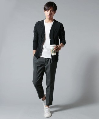 Какие классические брюки носить с черным кардиганом мужчине в теплую погоду в стиле смарт-кэжуал: Черный кардиган и классические брюки помогут создать выразительный мужской лук. Создать модный контраст с остальными вещами из этого образа помогут белые низкие кеды из плотной ткани.