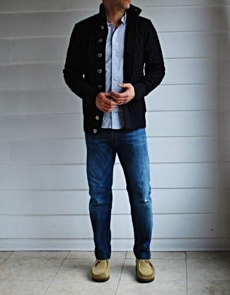 С чем носить синие брюки в 30 лет мужчине в стиле кэжуал: Несмотря на свою простоту, тандем черного кардигана и синих брюк неизменно нравится стильным мужчинам, неизбежно покоряя при этом сердца прекрасных дам. Хотел бы добавить сюда толику классики? Тогда в качестве дополнения к этому ансамблю, выбирай бежевые замшевые ботинки дезерты.