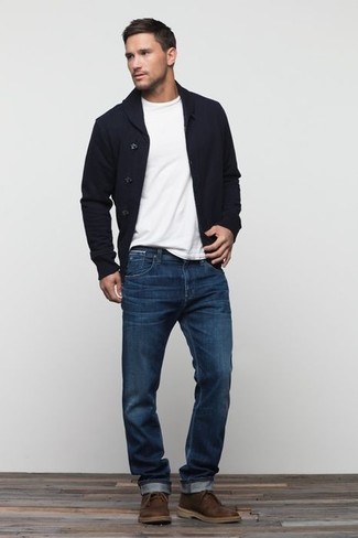 Модный лук: черный кардиган с отложным воротником, белая футболка с круглым вырезом, синие джинсы, темно-коричневые кожаные ботинки дезерты