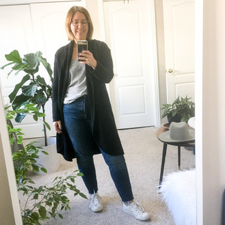 С чем носить черный кардиган за 40 лет женщине в стиле кэжуал: Если в одежде ты ценишь удобство и функциональность, черный кардиган и темно-синие джинсы-бойфренды — отличный выбор для стильного повседневного ансамбля. Если ты не боишься поэкспериментировать, на ноги можешь надеть белые низкие кеды из плотной ткани.