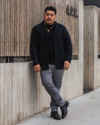 Какие брюки чинос носить с черным кардиганом: Черный кардиган и брюки чинос помогут создать гармоничный и стильный лук. Черные кожаные повседневные ботинки станут отличным завершением твоего лука.