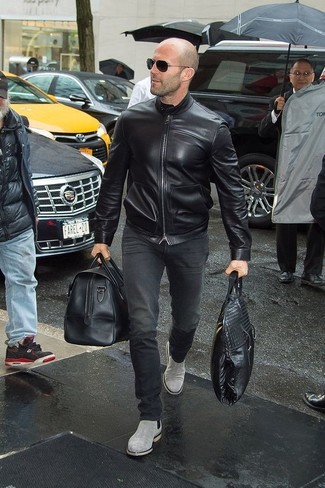 Как Jason Statham носит Черный кожаный бомбер, Черные джинсы, Серые замшевые ботинки челси