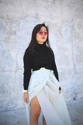Модный лук: черный короткий свитер, белая длинная юбка с люверсами, ярко-розовые солнцезащитные очки, белые резиновые часы