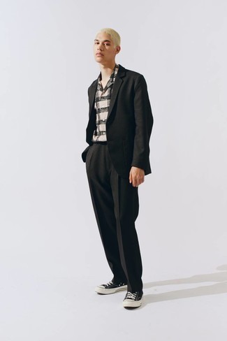 Модный лук: черный костюм, бежевая рубашка с коротким рукавом в клетку, черно-белые низкие кеды из плотной ткани