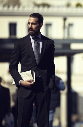 С чем носить темно-серый галстук с принтом мужчине: Черный костюм в паре с темно-серым галстуком с принтом поможет исполнить строгий деловой стиль.