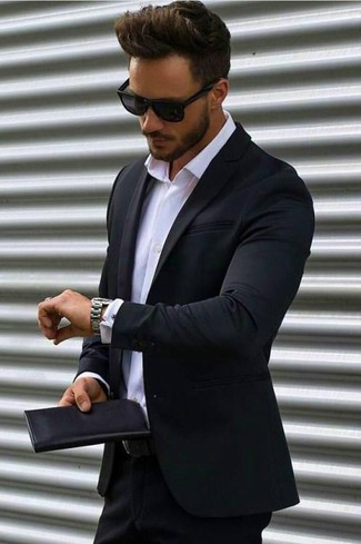 Как носить белую классическую рубашку с черным костюмом: Черный костюм в сочетании с белой классической рубашкой позволит создать запоминающийся мужской лук.