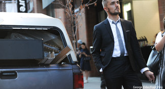 С чем носить темно-серый галстук в 30 лет мужчине в деловом стиле: Черный костюм в сочетании с темно-серым галстуком — чудесный пример элегантного мужского стиля.