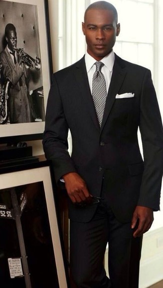С чем носить серый галстук в клетку мужчине: Черный костюм в сочетании с серым галстуком в клетку поможет воссоздать строгий деловой стиль.