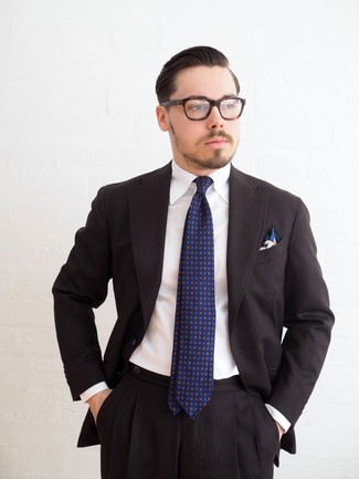 С чем носить темно-сине-белый галстук с принтом в 30 лет мужчине: Черный костюм в паре с темно-сине-белым галстуком с принтом позволит составить стильный классический образ.