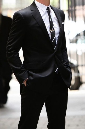 С чем носить черно-белый галстук в вертикальную полоску в 30 лет мужчине в деловом стиле: Черный костюм и черно-белый галстук в вертикальную полоску — превосходный пример элегантного мужского стиля в одежде.