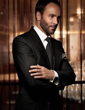 С чем носить черный галстук в горошек мужчине лето: Черный костюм в паре с черным галстуком в горошек позволит составить стильный и привлекательный образ. В такой одежде тебе будет максимально комфортно, когда на улице больше 25 градусов тепла.