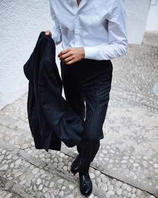 Модный лук: черный костюм в вертикальную полоску, белая классическая рубашка, черные кожаные лоферы с кисточками, черные носки