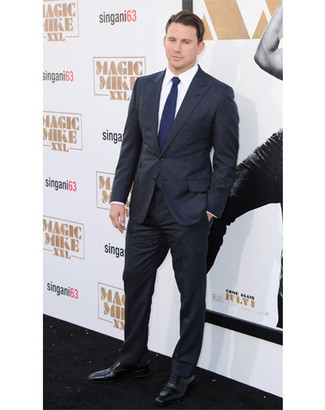 Как Channing Tatum носит Черный костюм, Белая классическая рубашка, Черные кожаные оксфорды, Темно-синий галстук