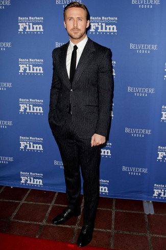 Как Ryan Gosling носит Черный костюм в вертикальную полоску, Белая классическая рубашка, Черные кожаные оксфорды, Черный галстук