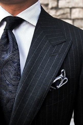 Модный лук: черный костюм в вертикальную полоску, белая классическая рубашка в вертикальную полоску, черный галстук с "огурцами", черно-белый нагрудный платок в горошек