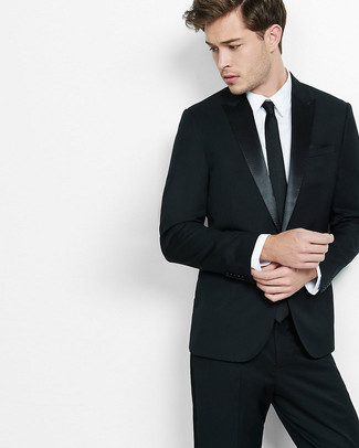 С чем носить черный галстук мужчине в деловом стиле: Для воплощения элегантного вечернего ансамбля отлично подойдет черный костюм и черный галстук.