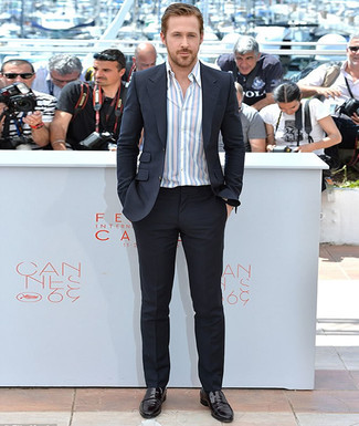 Как Ryan Gosling носит Черный костюм, Белая рубашка с длинным рукавом в вертикальную полоску, Черные кожаные лоферы