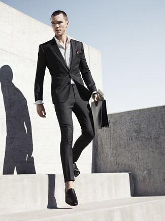 Как Nicholas Hoult носит Черный костюм в вертикальную полоску, Белая рубашка с длинным рукавом в вертикальную полоску, Черные кожаные лоферы, Серый нагрудный платок