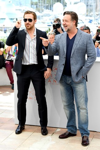 Как Ryan Gosling носит Черный костюм, Белая рубашка с длинным рукавом в вертикальную полоску, Черные кожаные лоферы, Черные солнцезащитные очки