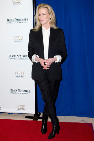 Как Kim Basinger носит Черный костюм, Белая шелковая блузка с длинным рукавом, Черные кожаные ботильоны