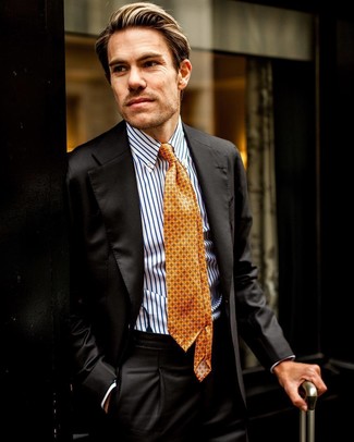 С чем носить оранжевый галстук с принтом в 30 лет мужчине в теплую погоду: Черный костюм в сочетании с оранжевым галстуком с принтом поможет составить запоминающийся мужской образ.