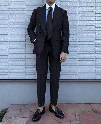 С чем носить темно-коричневый галстук в 30 лет мужчине в деловом стиле: Черный костюм в паре с темно-коричневым галстуком поможет исполнить элегантный мужской стиль. Почему бы не добавить в этот образ чуточку авантюрности с помощью темно-пурпурных кожаных лоферов с кисточками?