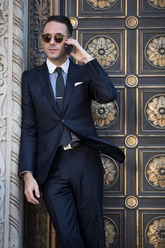 С чем носить серый галстук в 30 лет мужчине лето в деловом стиле: Комбо из черного костюма и серого галстука поможет воссоздать элегантный стиль. Хорошо помнить о таком луке, особенно в теплый летний день.