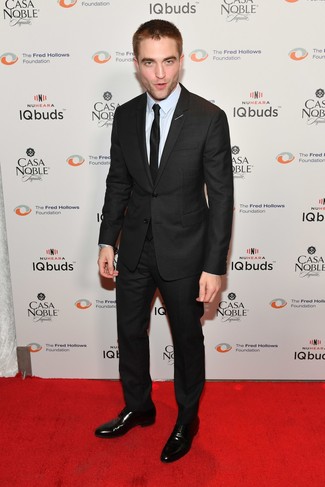 Как Robert Pattinson носит Черный костюм, Голубая классическая рубашка, Черные кожаные туфли дерби, Черный шелковый галстук
