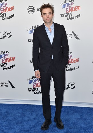 Как Robert Pattinson носит Черный костюм, Голубая рубашка с длинным рукавом, Черные кожаные туфли дерби