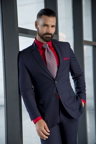 С чем носить темно-красный галстук в клетку в 30 лет мужчине в теплую погоду: Черный костюм и темно-красный галстук в клетку — замечательный пример изысканного мужского стиля.