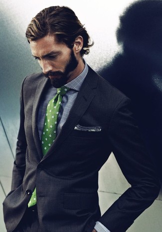 С чем носить зеленый галстук в 30 лет мужчине в теплую погоду в деловом стиле: Несмотря на то, что этот лук выглядит довольно-таки сдержанно, лук из черного костюма и зеленого галстука неизменно нравится джентльменам, непременно пленяя при этом сердца представительниц прекрасного пола.