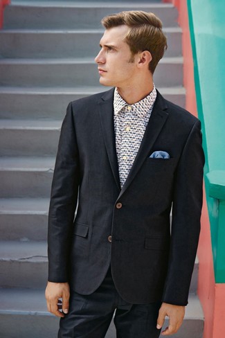 С чем носить синий нагрудный платок: Образ из черного костюма и синего нагрудного платка поможет воплотить в твоем луке городской стиль современного джентльмена.