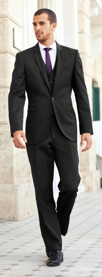 С чем носить черные кожаные броги: Черный костюм-тройка в паре с белой классической рубашкой позволит составить эффектный мужской лук. Дополни лук черными кожаными брогами, если боишься, что он получится слишком вычурным.