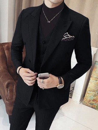 С чем носить коричневый свитер в 30 лет мужчине в теплую погоду в деловом стиле: Коричневый свитер выглядит стильно в паре с черным костюмом-тройкой.