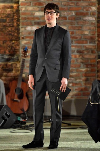 Какие костюмы носить с черными лоферами в теплую погоду: Комбо из костюма и черной классической рубашки в шотландскую клетку позволит исполнить изысканный мужской стиль. В паре с этим образом наиболее уместно выглядят черные лоферы.