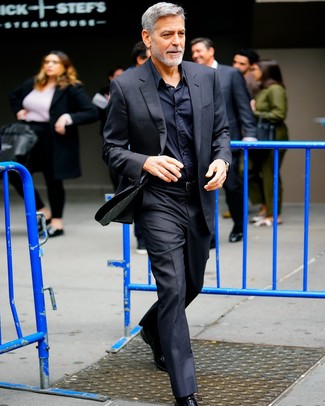 Как George Clooney носит Черный костюм, Черная классическая рубашка, Черные кожаные оксфорды, Черный кожаный ремень