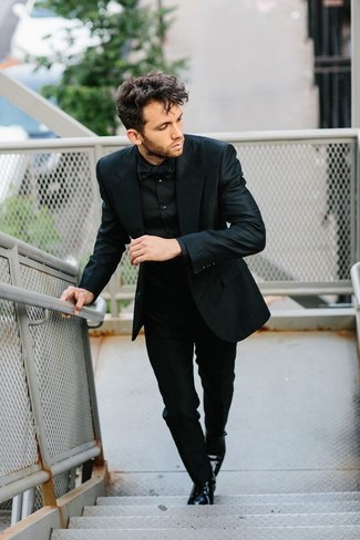 Какие туфли дерби носить с черной классической рубашкой в 30 лет: Сочетание черной классической рубашки и черного костюма поможет создать эффектный мужской лук. Чтобы образ не получился слишком вычурным, можешь завершить его туфлями дерби.