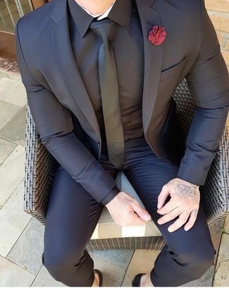 С чем носить мужскую брошь в деловом стиле: Стильное сочетание черного костюма и мужской броши однозначно будет обращать на себя взоры прекрасного пола.