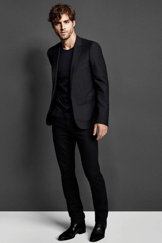 Модный лук: черный костюм, черная футболка с круглым вырезом, черные кожаные оксфорды