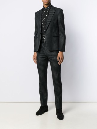 Модный лук: черный костюм в вертикальную полоску, черно-белая классическая рубашка с принтом, черные замшевые ботинки челси, черный кожаный ремень
