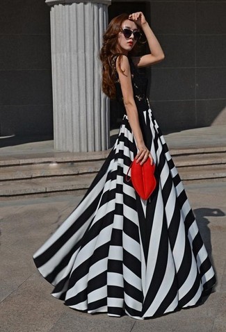Модный лук: черный кружевной топ без рукавов, черно-белая длинная юбка в горизонтальную полоску, красный замшевый клатч